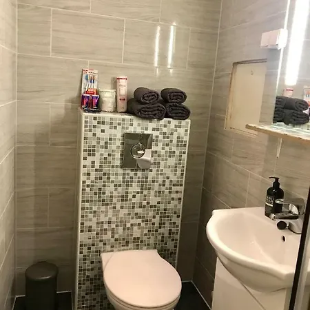 Cosy And Central/newly Renovated With Amenities *
